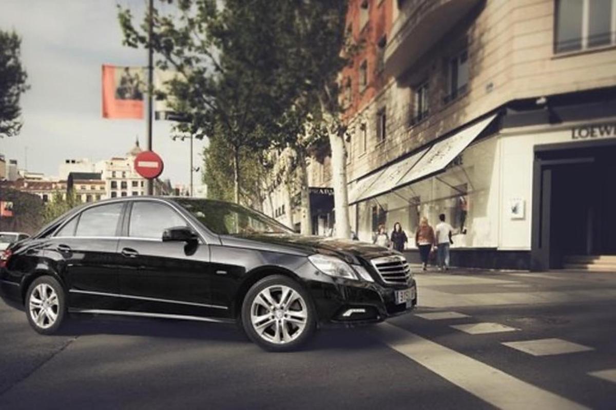 černé auto parkuje na městské ulici