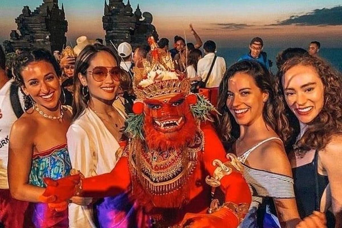 група људи обучених у костиме који позирају за фотографију