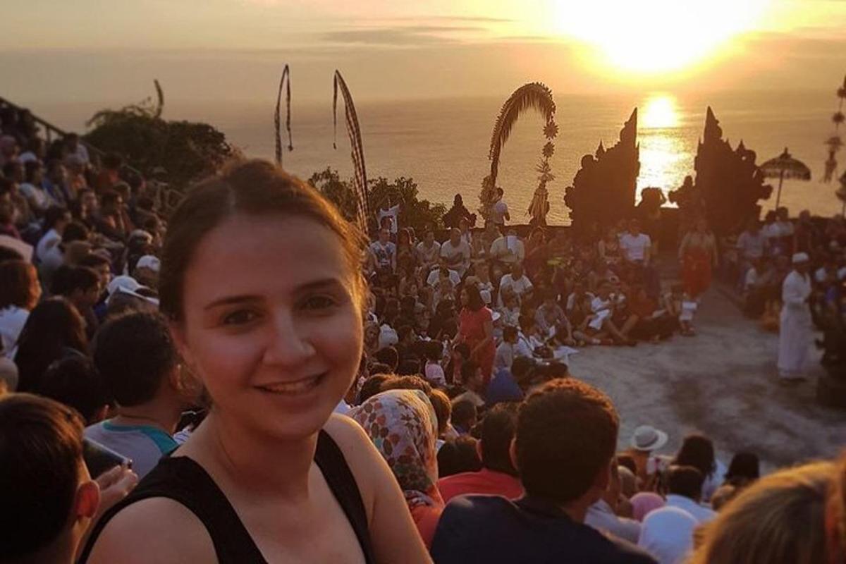 Una mujer parada frente a una multitud de personas