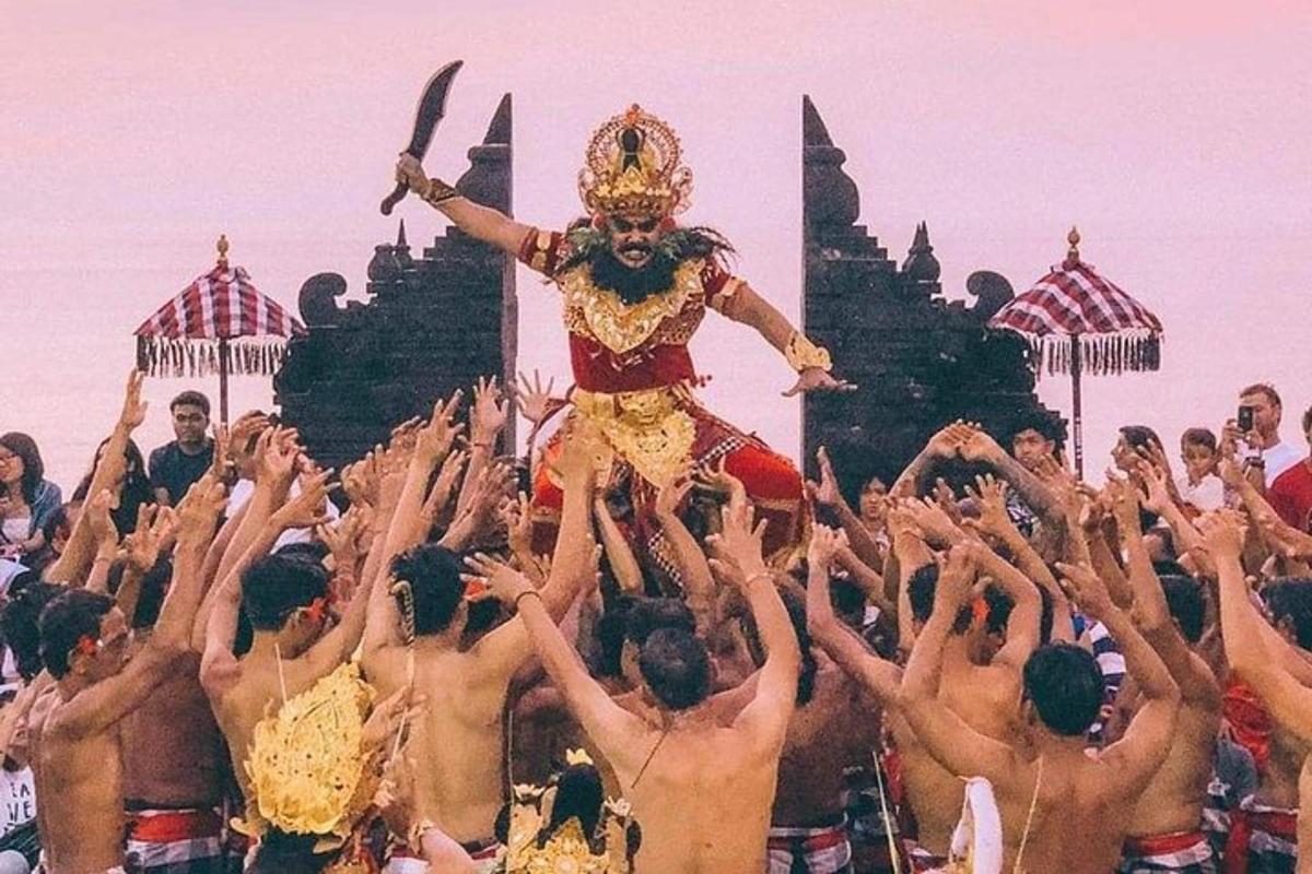Un grupo de hombres de pie frente a una multitud