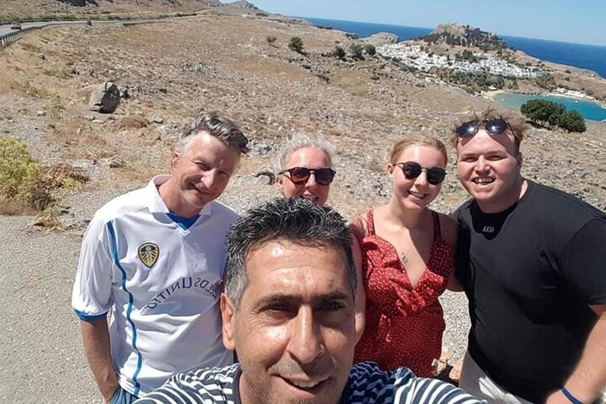 skupina lidí pózujících pro fotografii na hoře