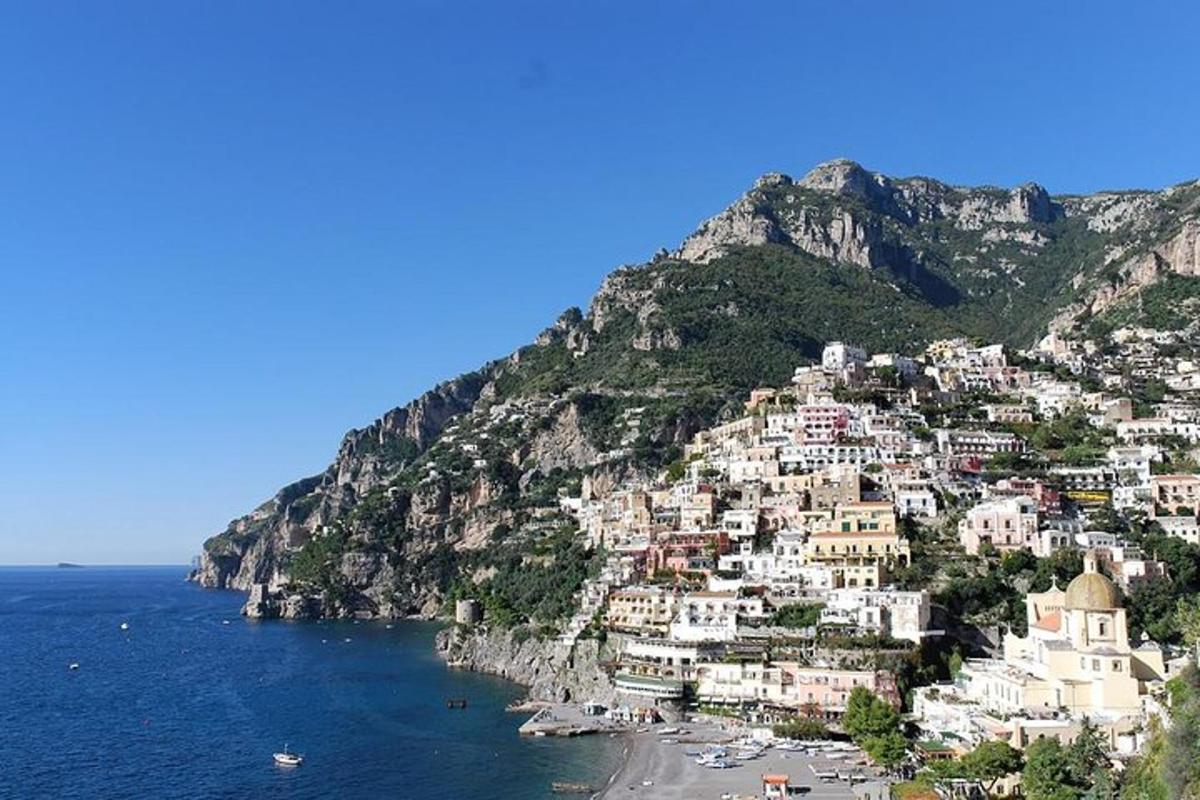un villaggio sul fianco di una montagna