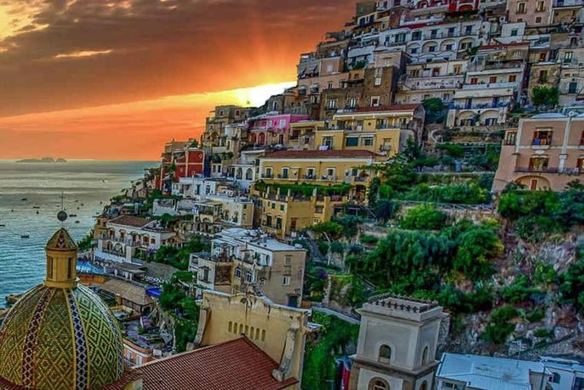 un gruppo di edifici su una collina vicino all'oceano