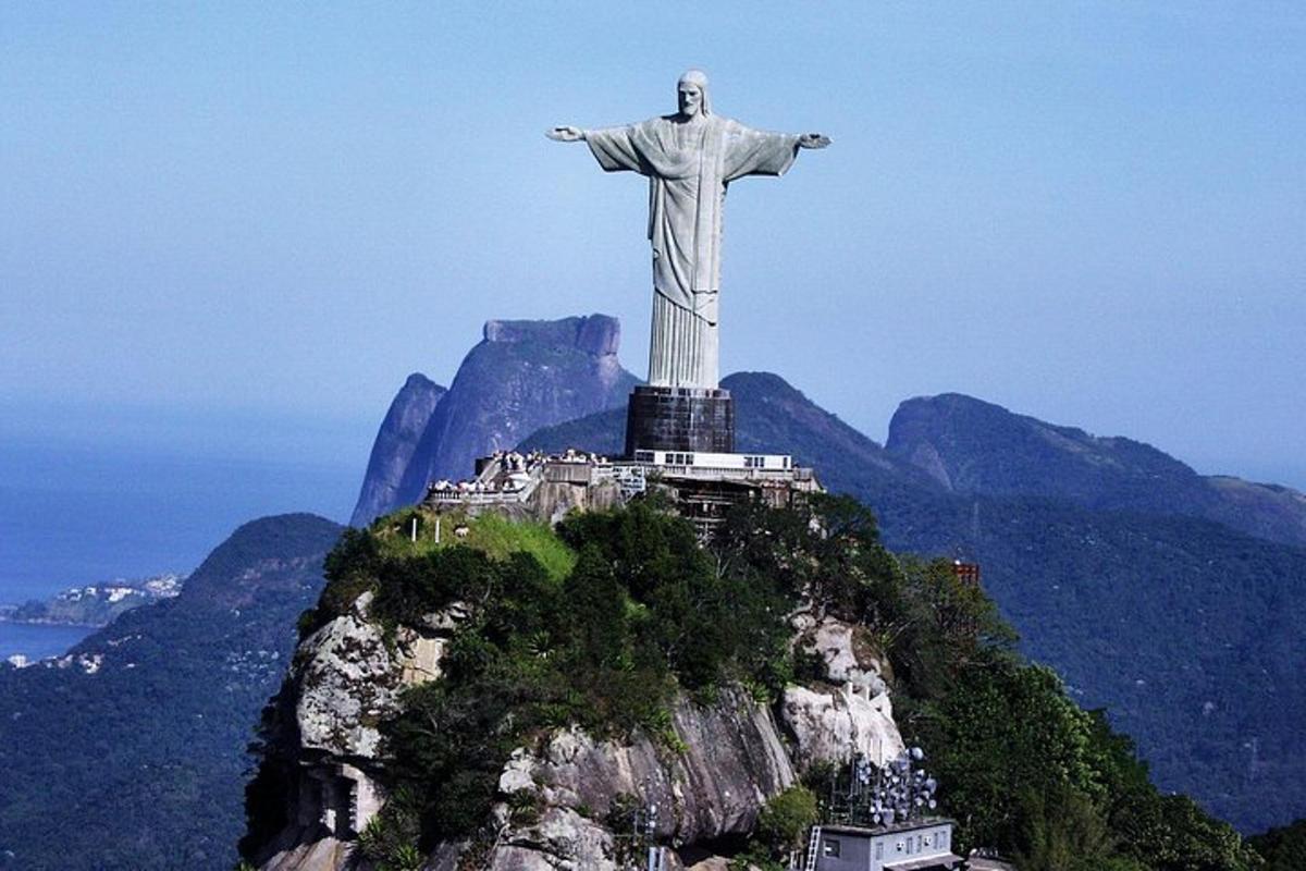 een standbeeld van Christus de Verlosser op de top van een berg