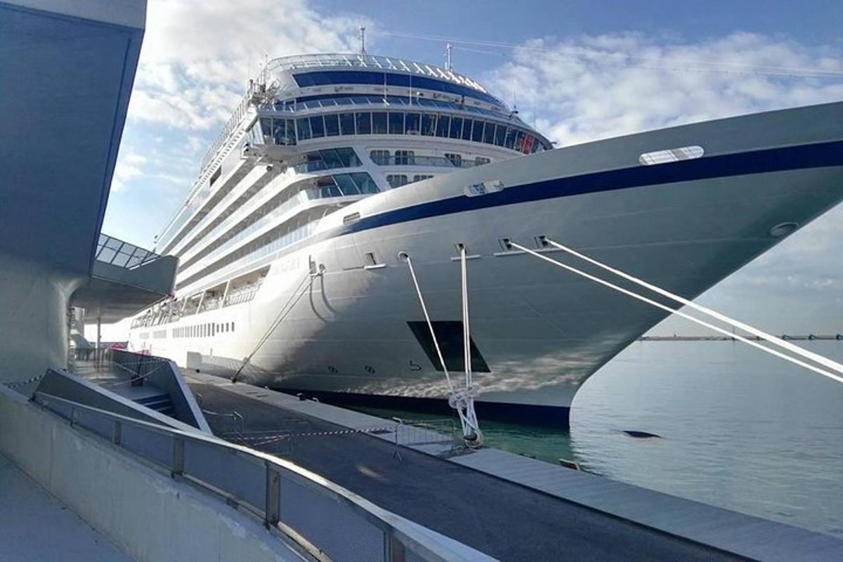 sebuah kapal pesiar besar berlabuh di dermaga