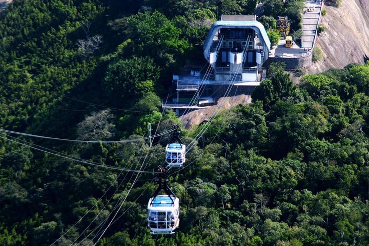 dues gòndoles en un telefèric sobre una muntanya