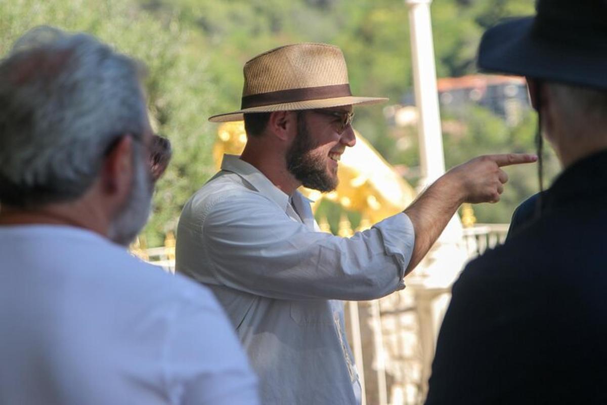 moški s klobukom, ki kaže na drugega moškega