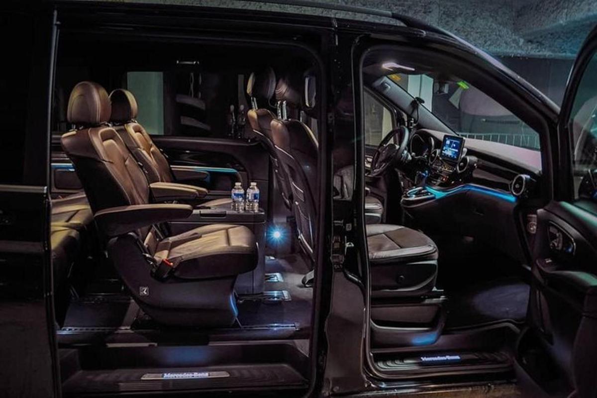una vista interna del retro di un'auto