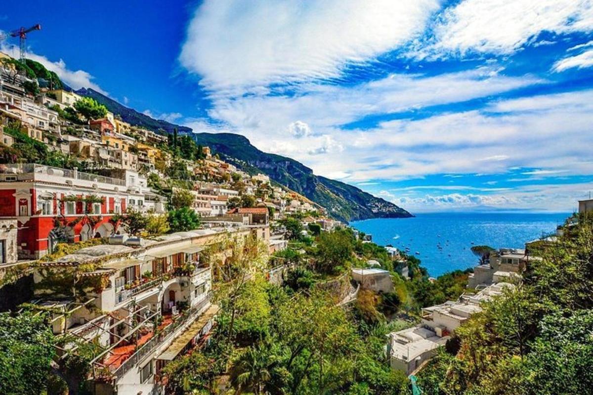 un grup d'edificis en un turó al costat de l'oceà