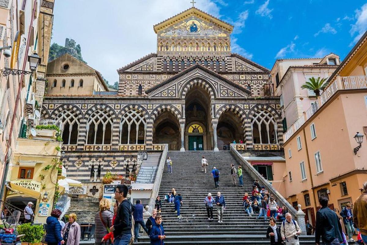 un grup de persones pujant les escales davant d'un edifici
