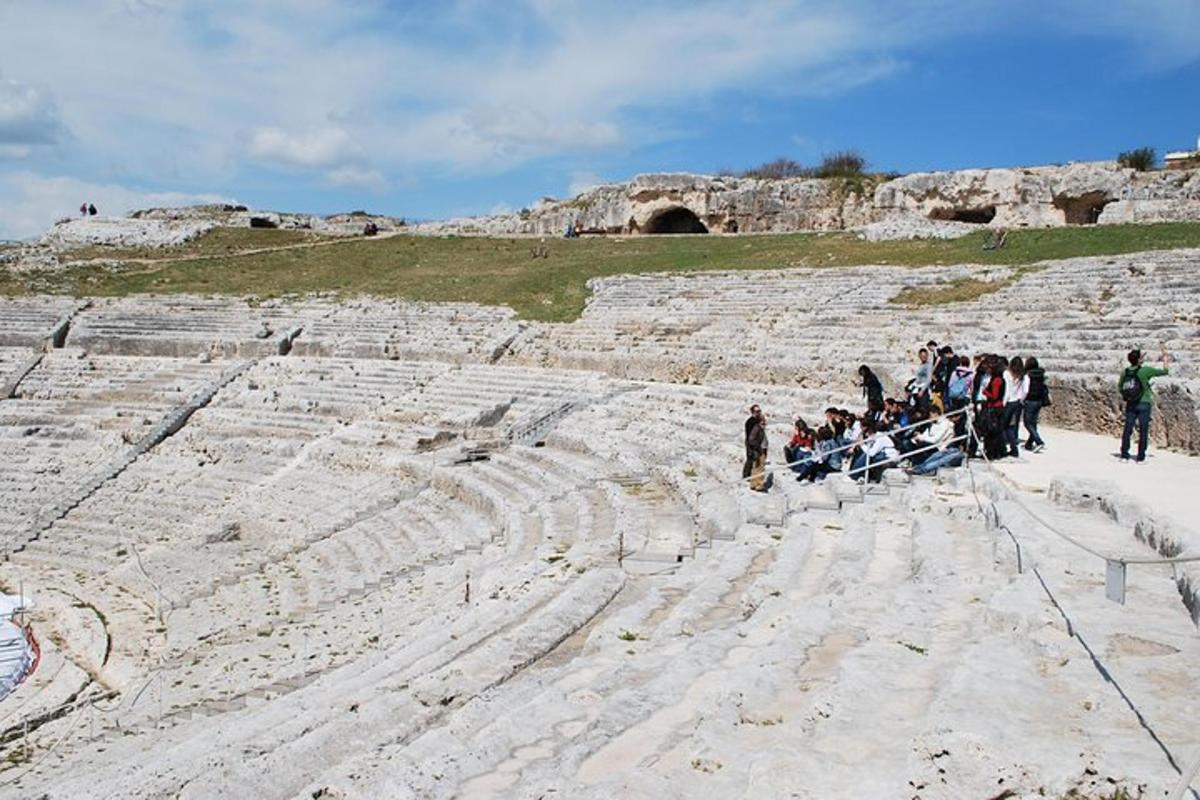 un gruppo di persone in piedi in un anfiteatro