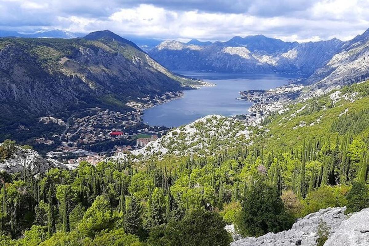 vaade järvele orus mägedega