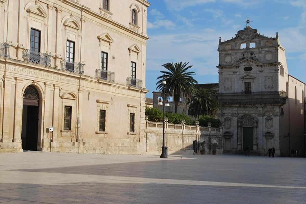 un edificio con una torre dell'orologio in un cortile