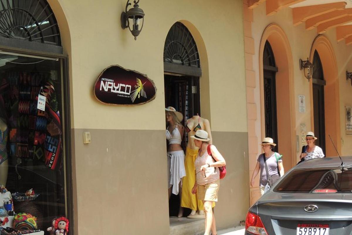 egy csoport ember sétál egy bolt előtt