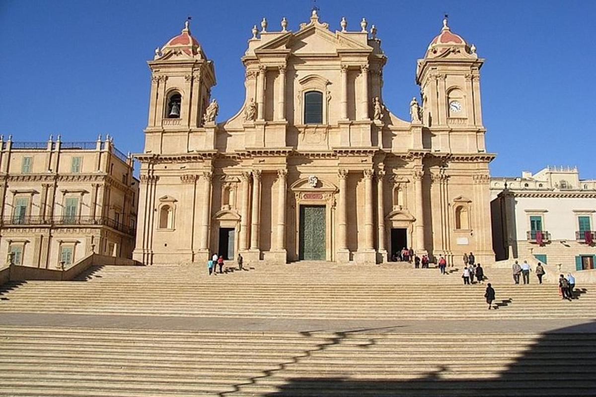 um grande edifício com escadas em frente a uma catedral