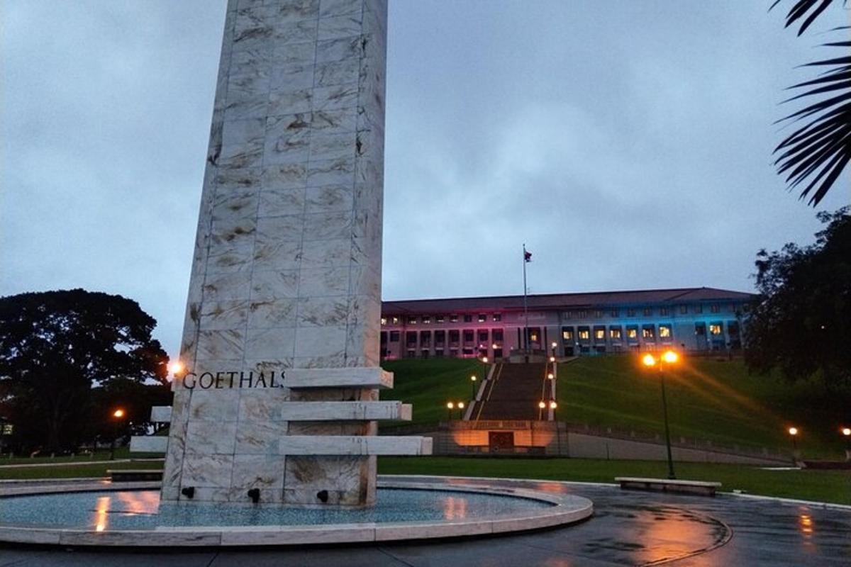 um monumento em frente a um prédio à noite