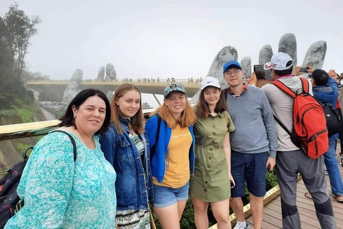 група хора, позиращи за снимка пред гледката на скандалния