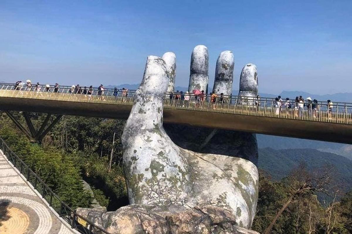 un pod cu o mână uriașă care se întinde peste un munte
