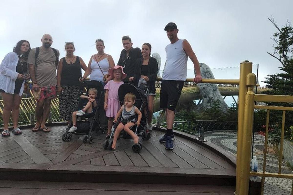 Un grupo de personas posando para una foto en un parque de diversiones.