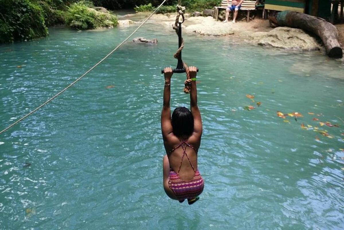 una donna in acqua su una corda in acqua
