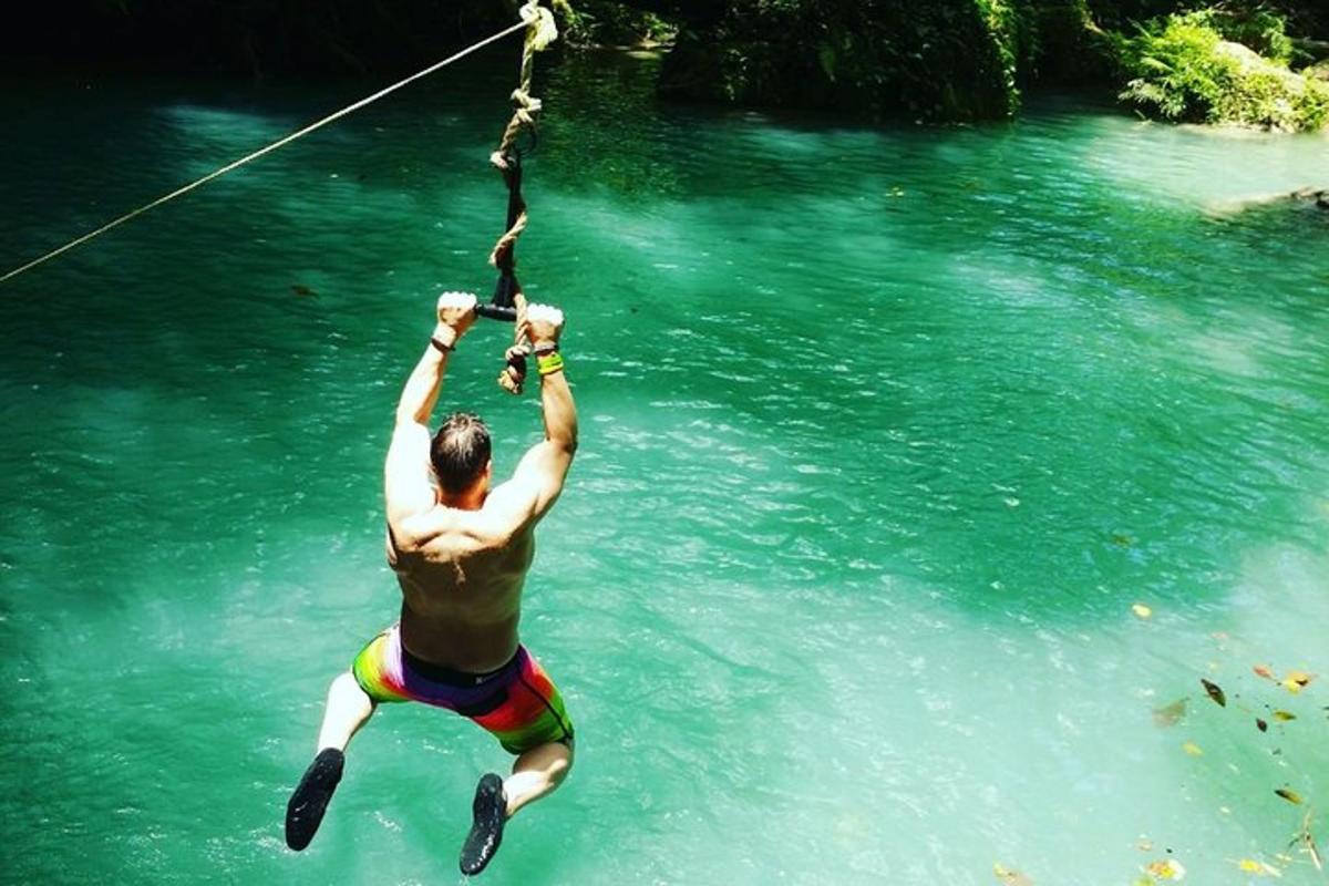 un uomo appeso a una corda nell'acqua