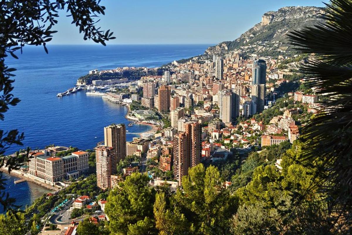 una vista di una città su una collina con l'oceano