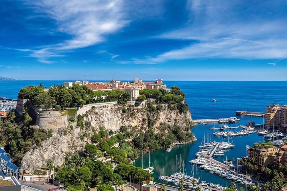 un castello in cima a una scogliera vicino all'oceano
