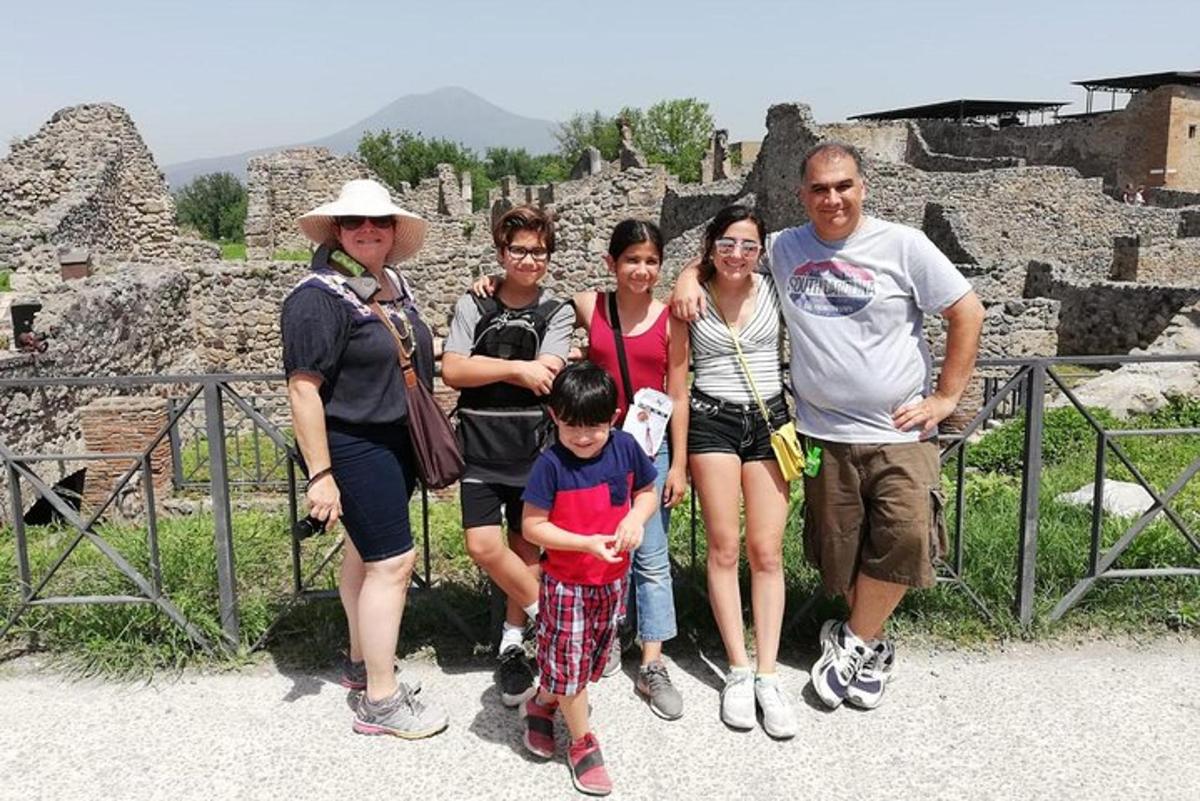 un gruppo di persone in posa per una foto alle rovine