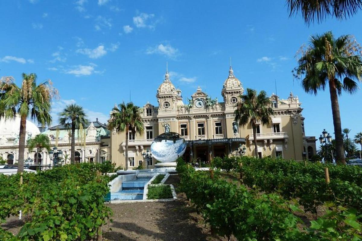 un grande edificio con un grande vaso di fronte