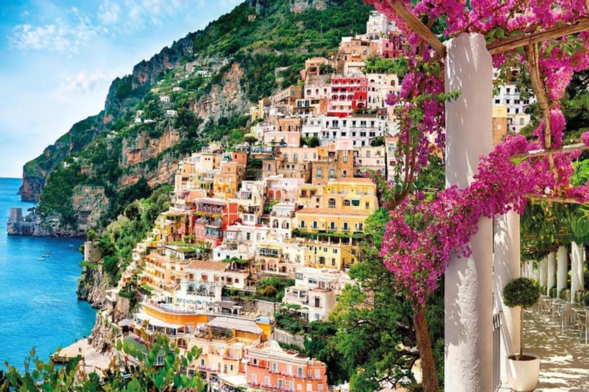 una vista della costiera amalfitana con fiori rosa