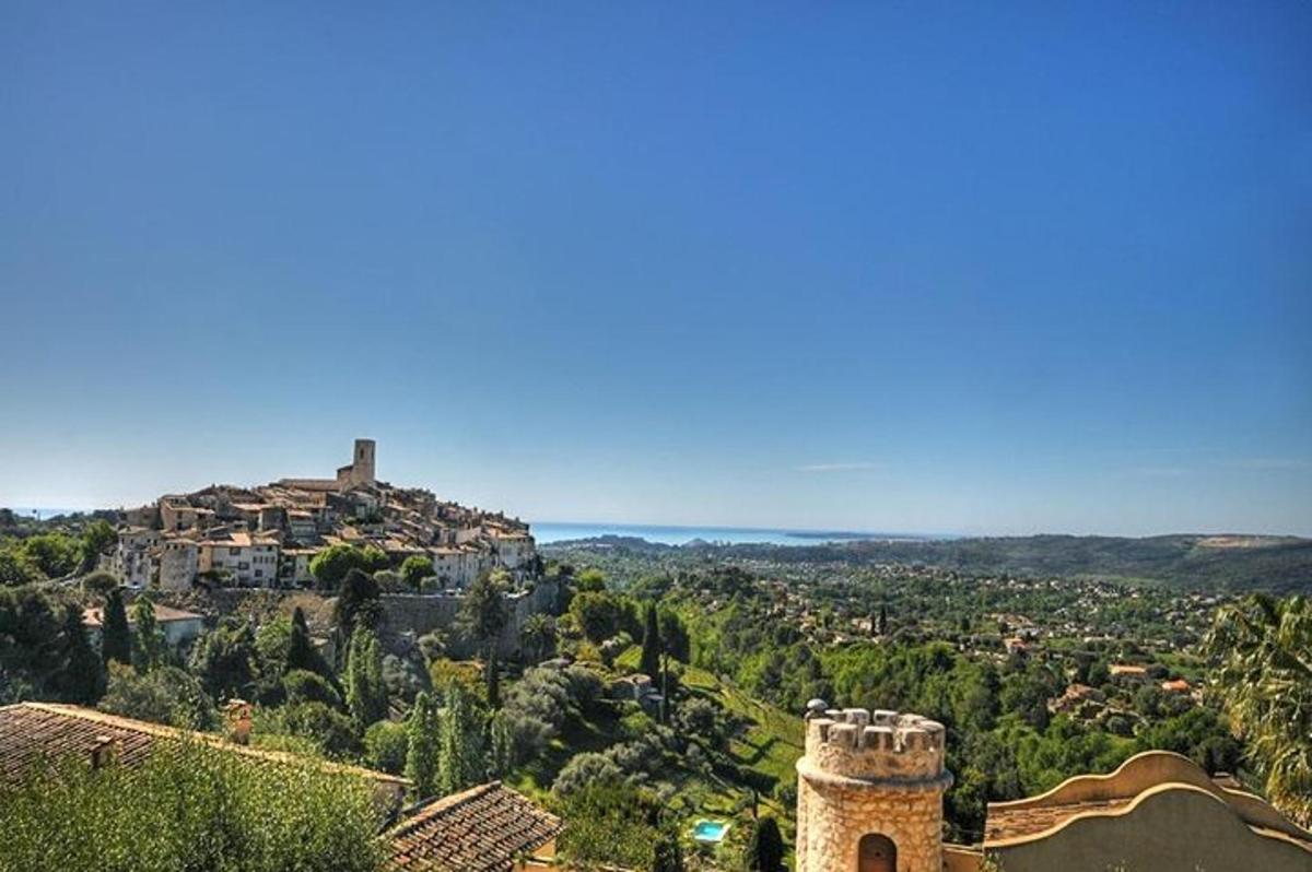 una vista di una città con un castello su una collina