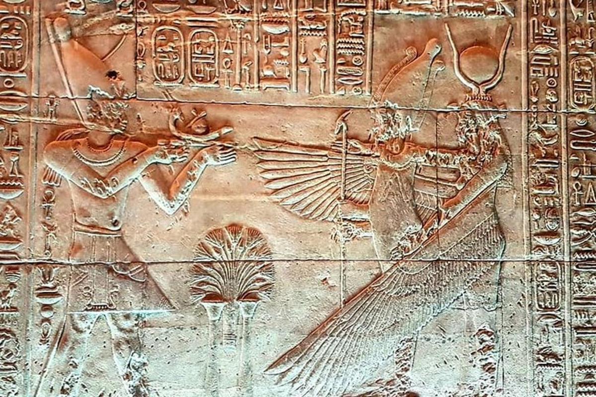 Una pared con un relieve con monstruos y demonios.