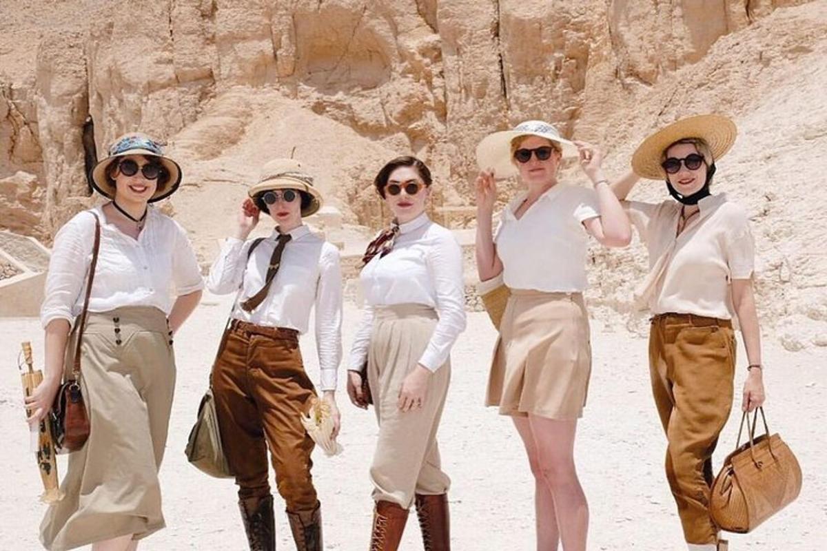 Un grupo de mujeres con sombreros caminando por el desierto.