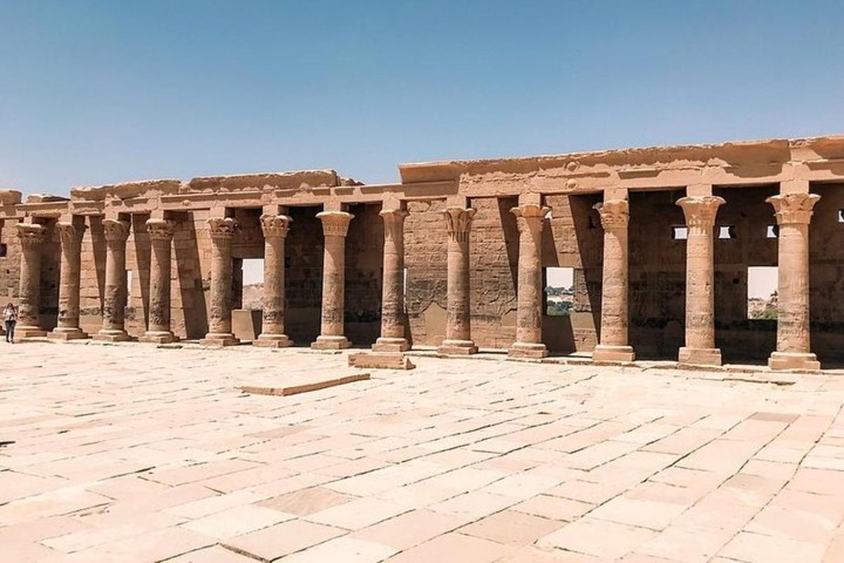 una llarga filera de columnes en un edifici