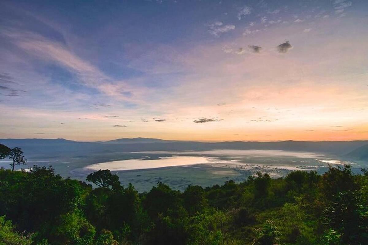 pemandangan badan air pada waktu matahari terbenam