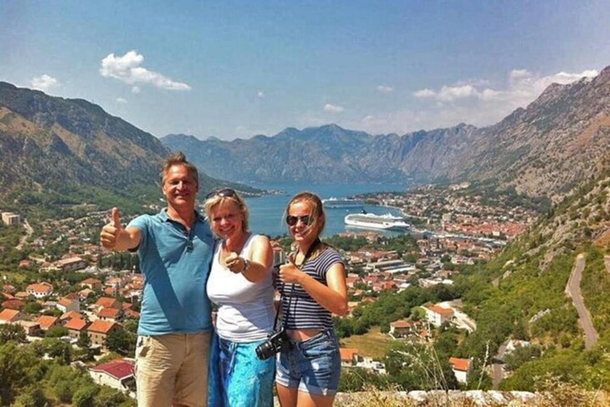 hópur fólks sem stendur uppi á fjallstindi