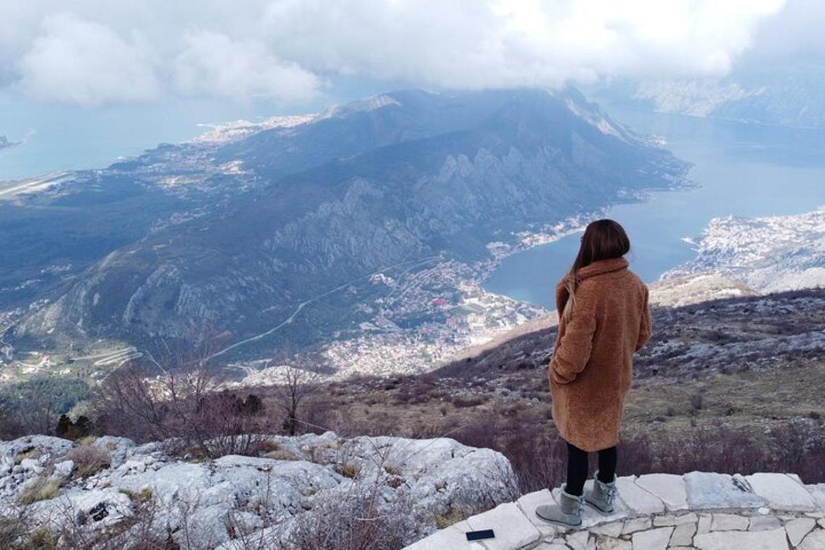 eine Frau steht auf einem Berggipfel