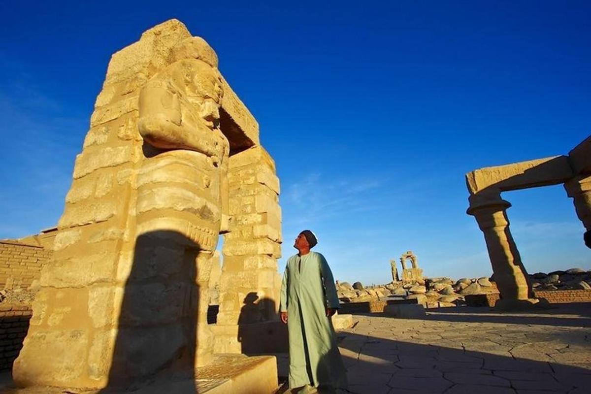 um homem em pé ao lado de uma estátua de pedra