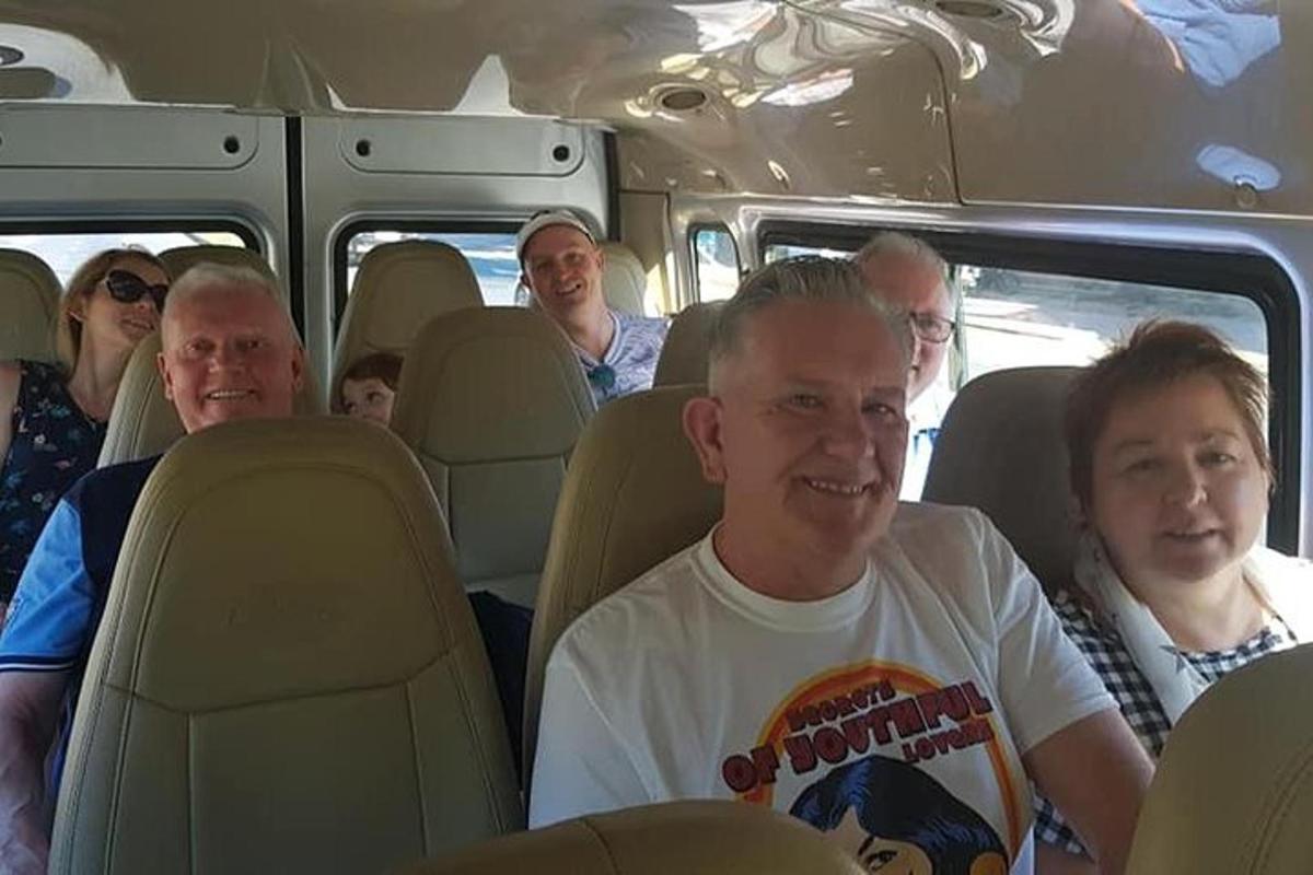 un grupo de personas sentadas en la parte trasera de un autobús