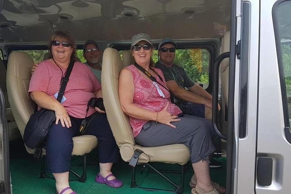 Un grupo de personas sentadas en la parte trasera de una camioneta