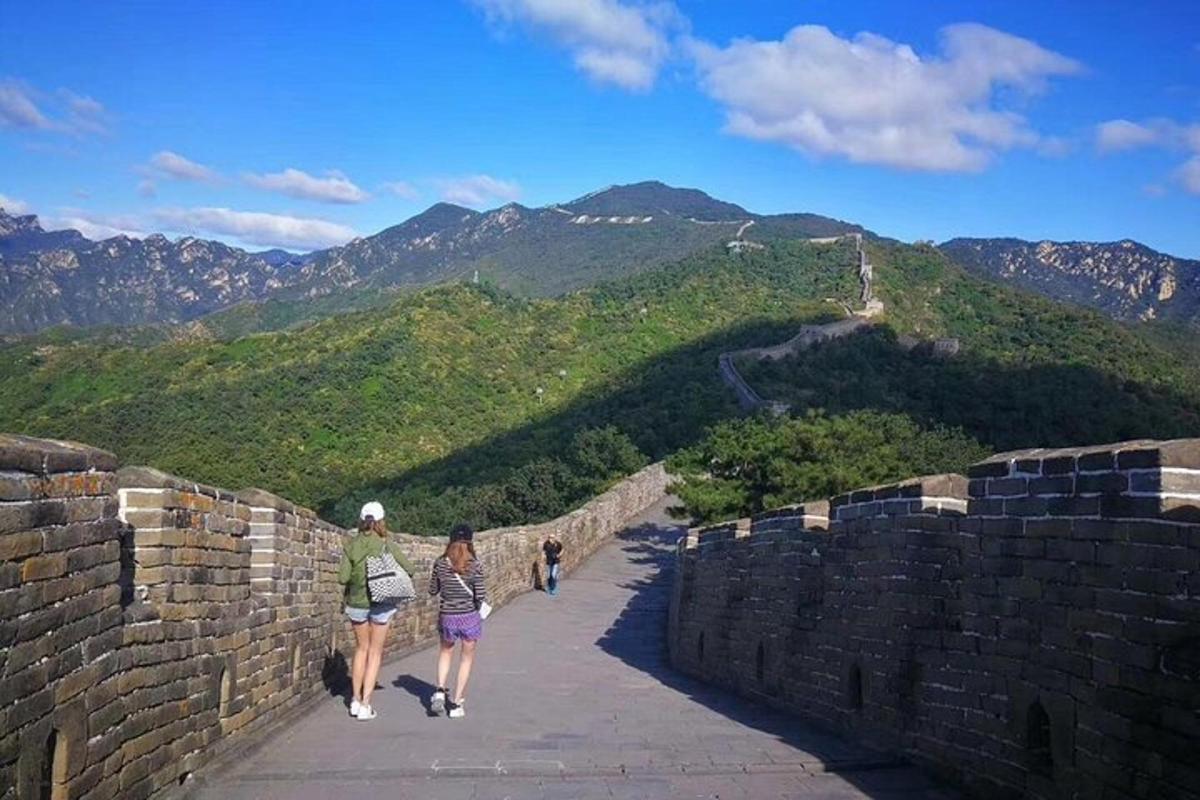 Dos mujeres caminando por la Gran Muralla China