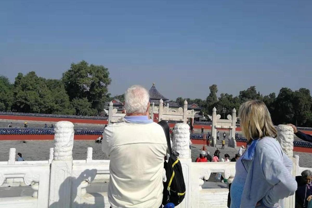 Un hombre y una mujer de pie en un puente