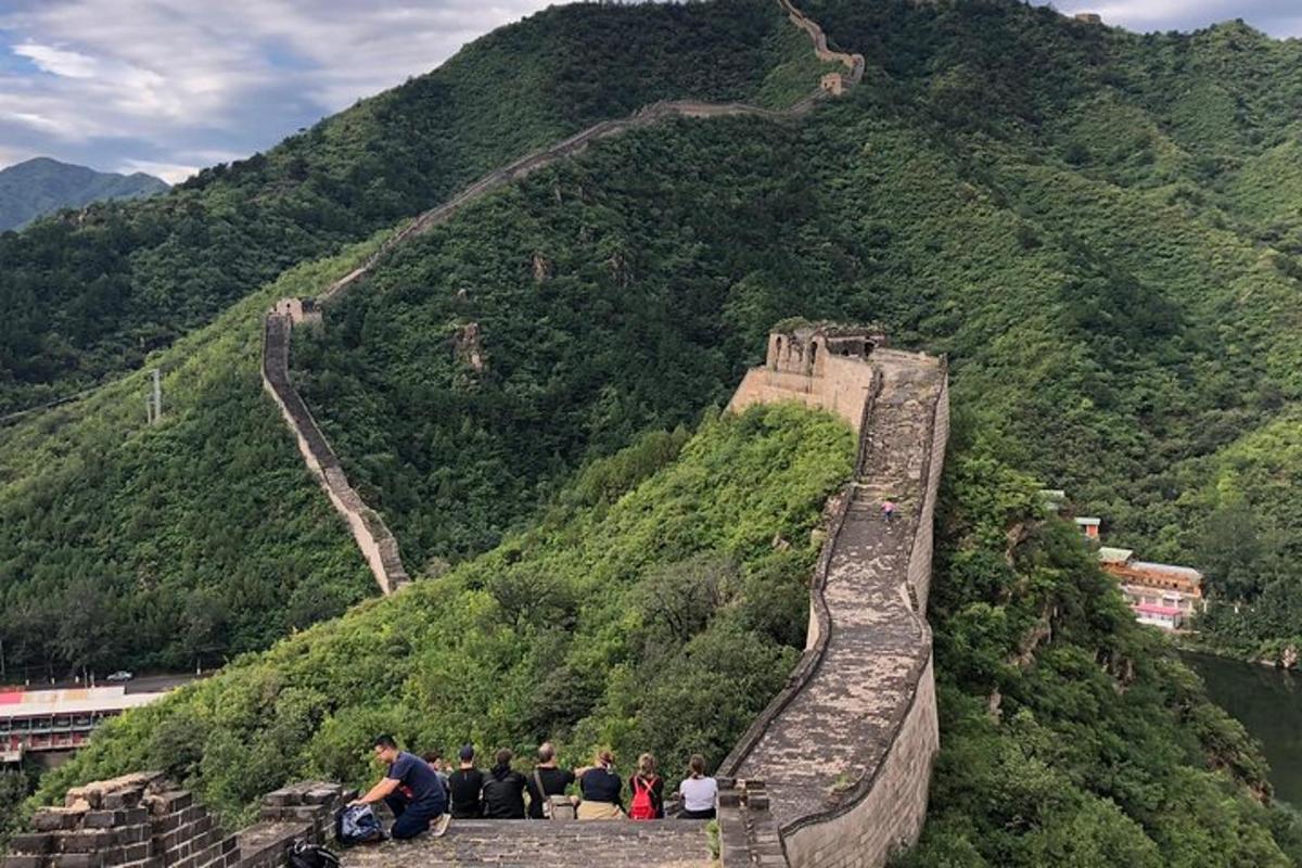 Un grupo de personas de pie en la gran muralla.