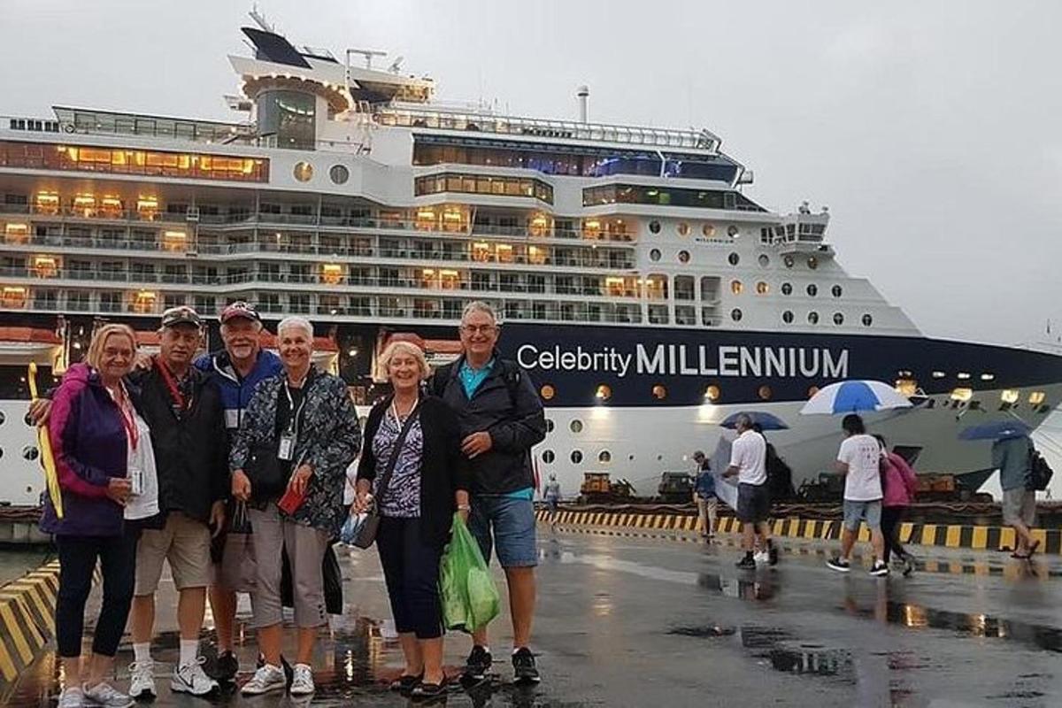 een groep mensen die voor een cruiseschip staan