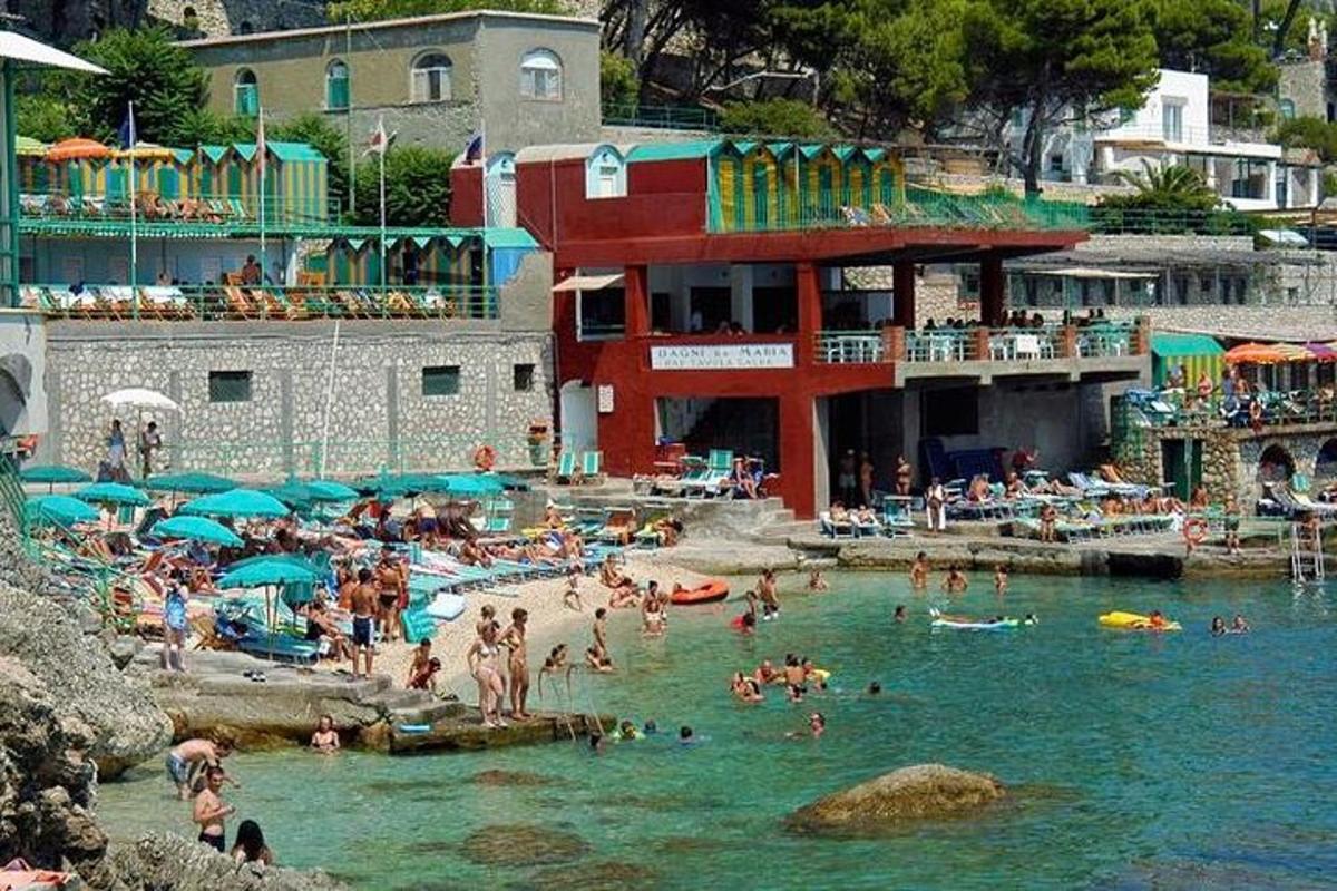 un grup de oameni în apă pe o plajă