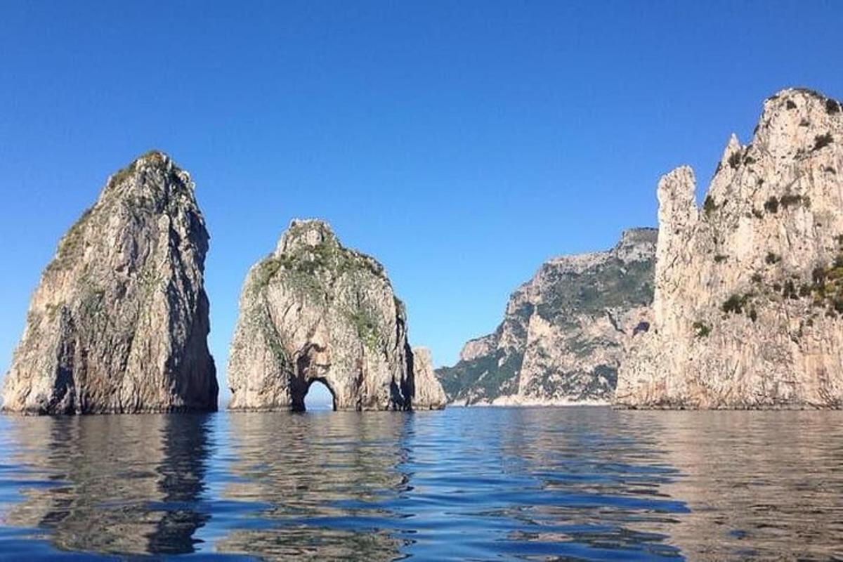 o vedere a unei peșteri în mijlocul apei