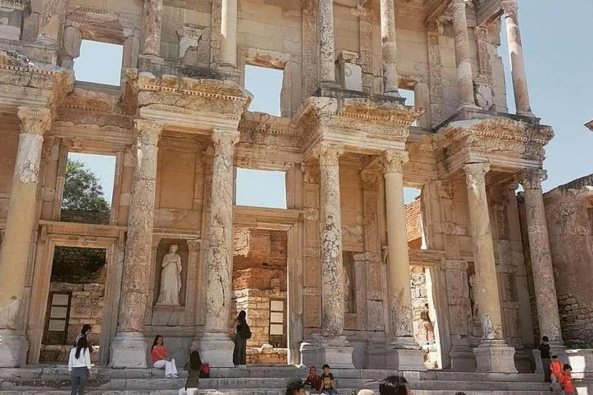 önünde insanların durduğu bir bina