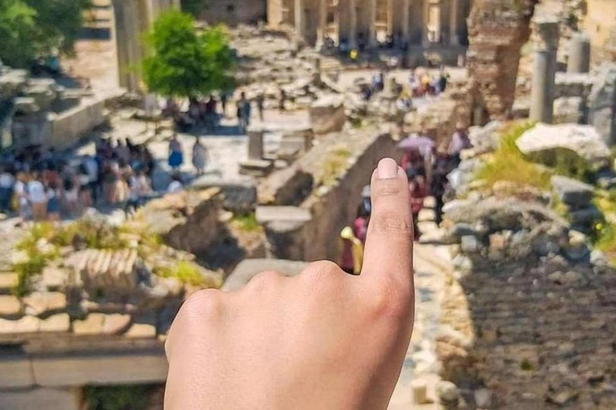 harabelerin üzerinde başparmağını kaldıran bir el
