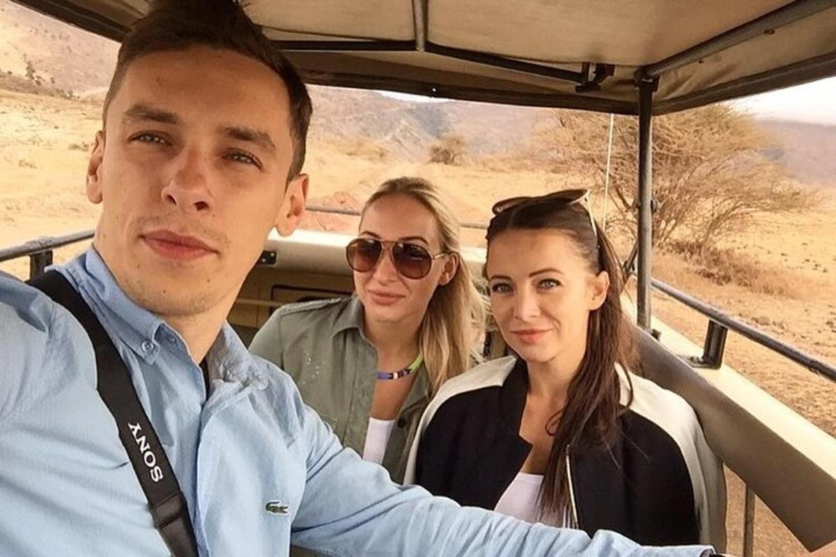 un uomo e due donne a bordo di un veicolo