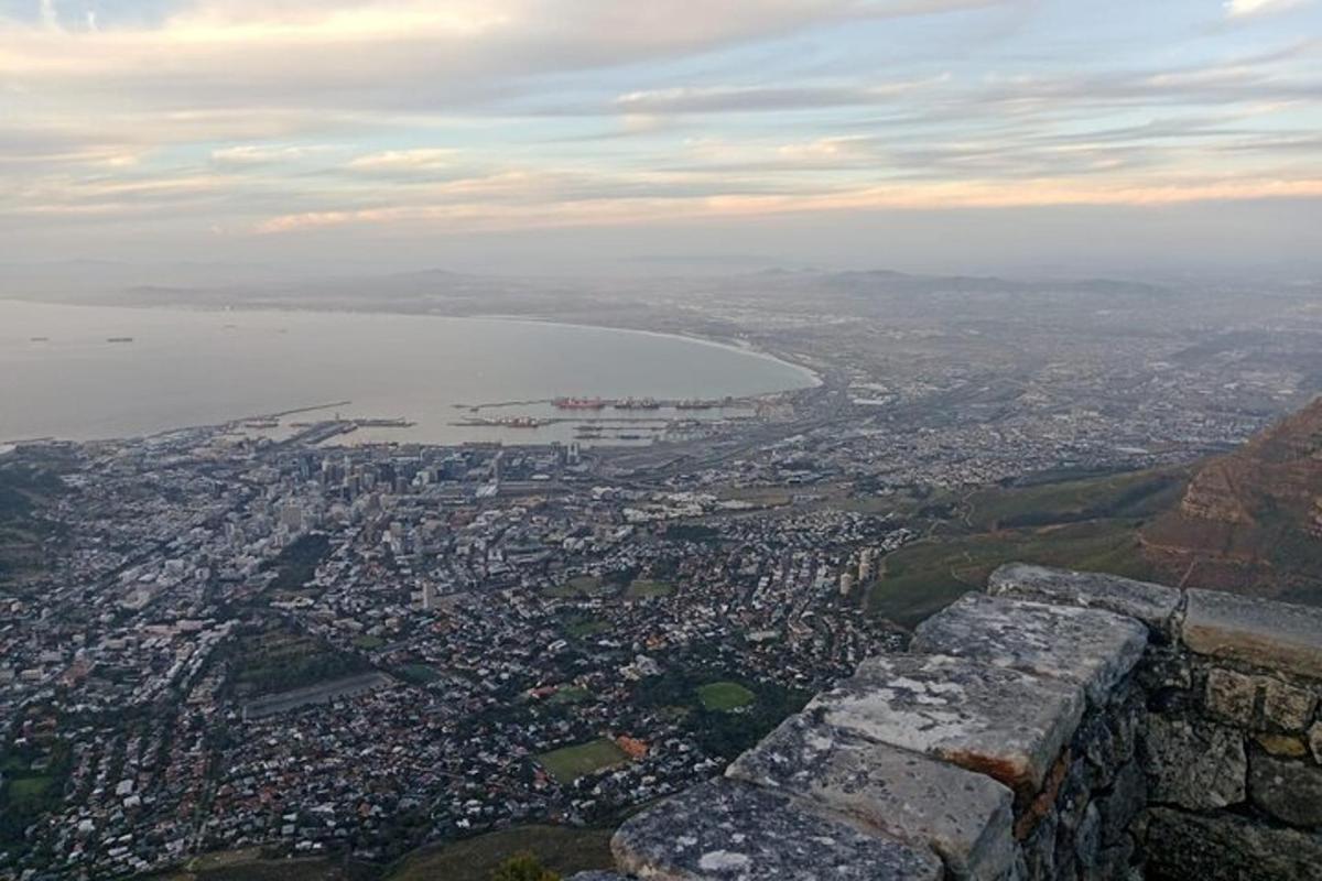 μια εναέρια άποψη μιας πόλης και ενός υδάτινου σώματος
